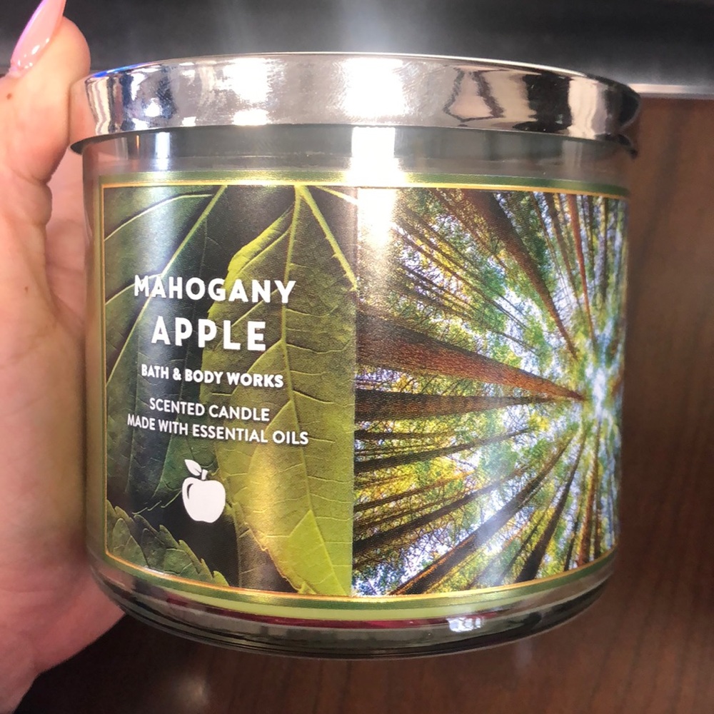 White Barn | Mahogany Apple 3-wick SOLD OUT ONLINE - Picture 1 of 3
